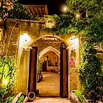 Aren Cave And Art Gallery 酒店 2*